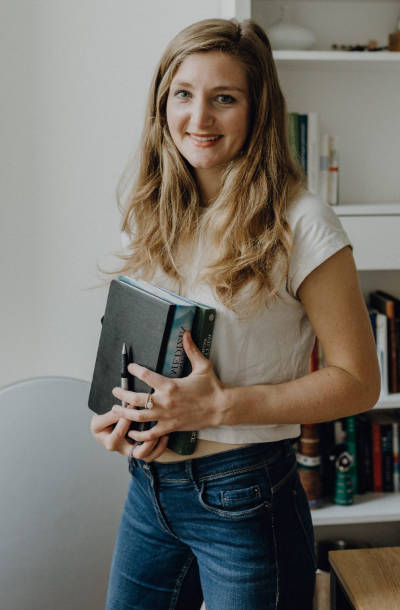Rachel Baron mit Bücher in der Hand